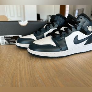 Nike Air Jordan 1 Mid 5Y 37.5 Navy/White/Black BNIB